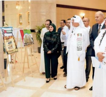 الدكتور عارف الشيخ يطلع على أعمال طلبة المدارس في المعرض الذي أقيم على هامش أوبريت الولاء